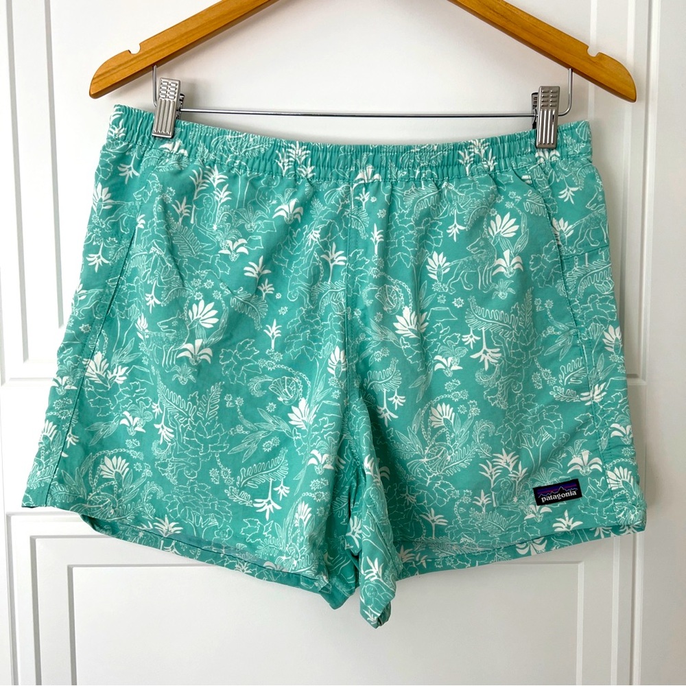 Patagonia Baggies Shorts 4” Inseam Teal Island Animal Print Size Medium NWOT!